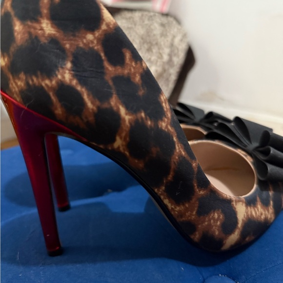 Betsey Johnson Leopard Print Heels with Bows | Leopard | size : 8.5 - Picture 4 of 4